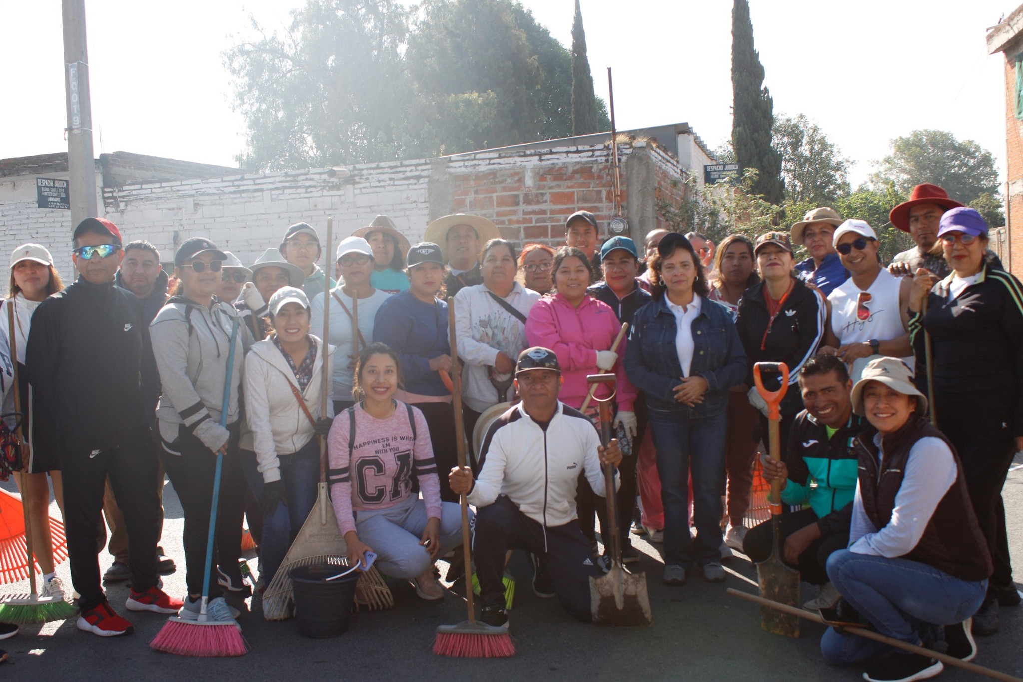 DIF Municipal de Coronango realiza faena comunitaria para mejorar vialidades