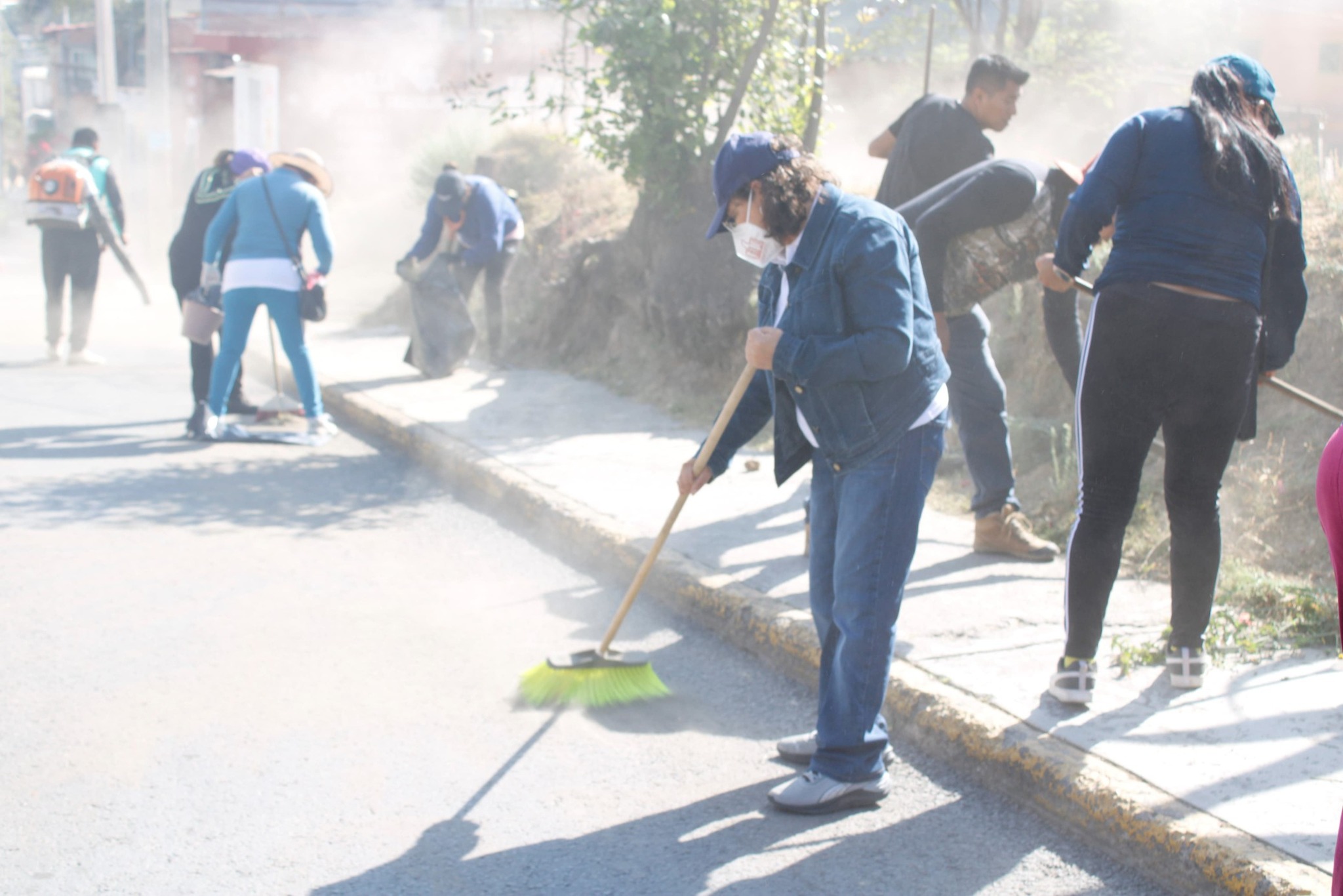 DIF Municipal de Coronango realiza faena comunitaria para mejorar vialidades