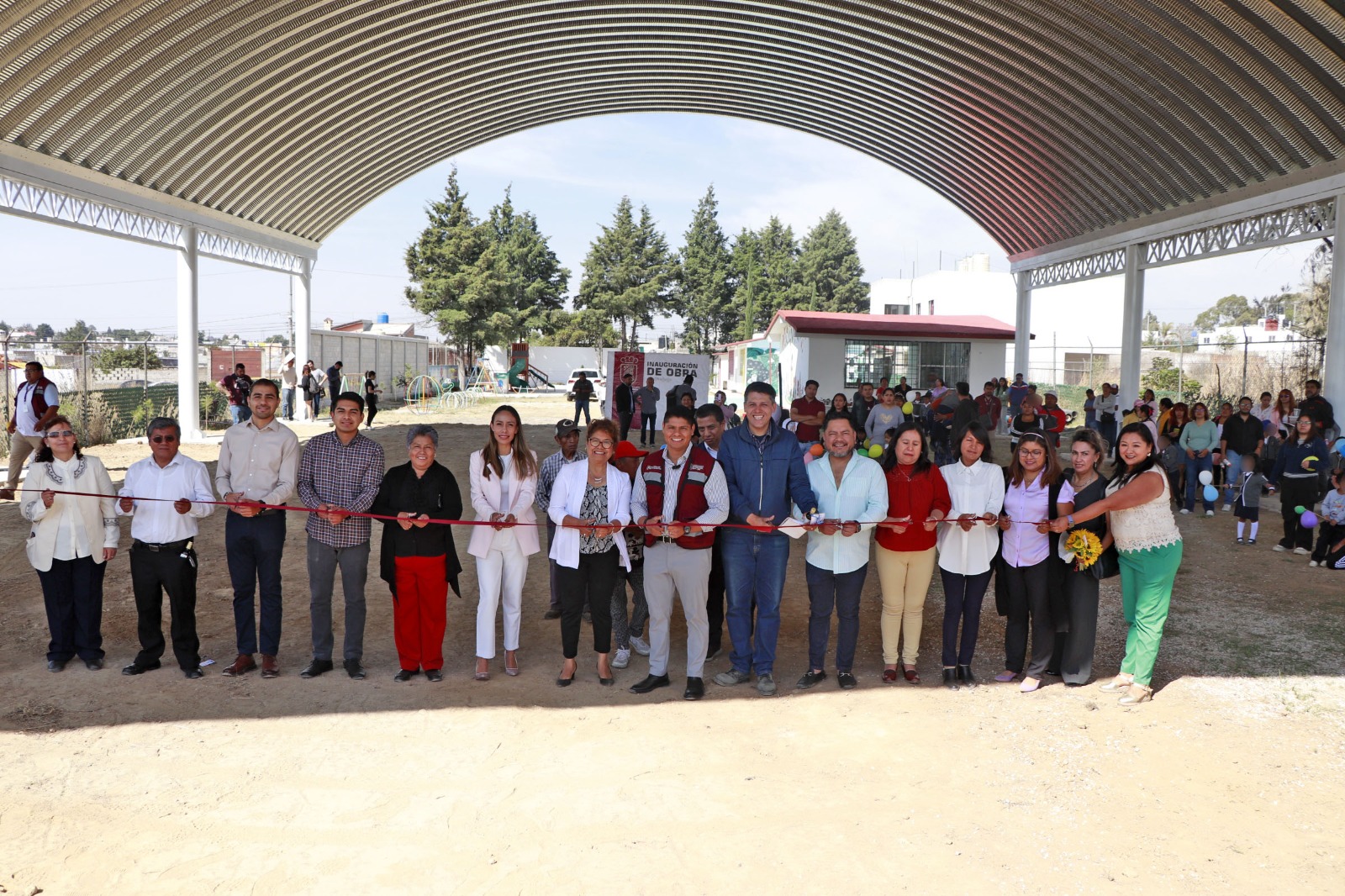 Entrega Omar Muñoz arco techo en el preescolar Aquiles Serdán