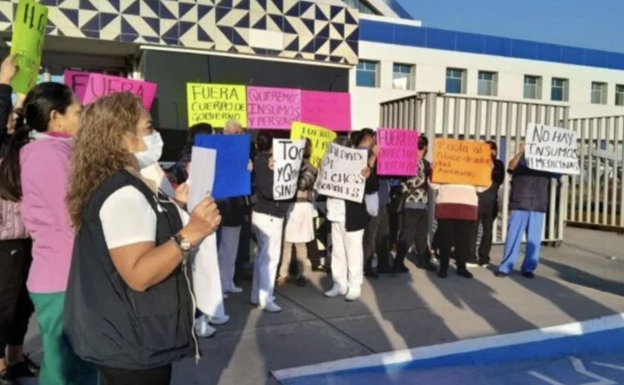 Trabajadores del Hospital de Cholula cierran el Periférico en protesta