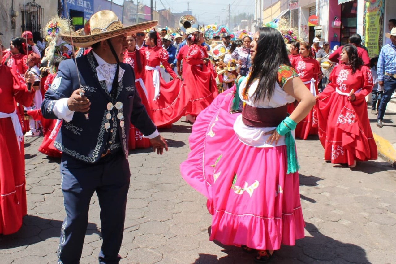 Según los cronistas de Cholula, Tonantzin Fernández es la primera presidenta en la historia del Carnaval que participa y desfila con los batallones 