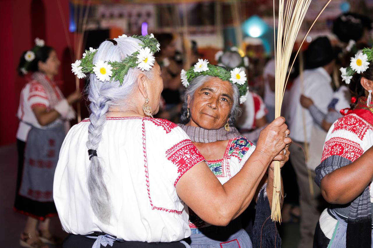 Adultos mayores representan el Xochipitzahuátl en Tlaxcalancingo como parte de la preservación cultural