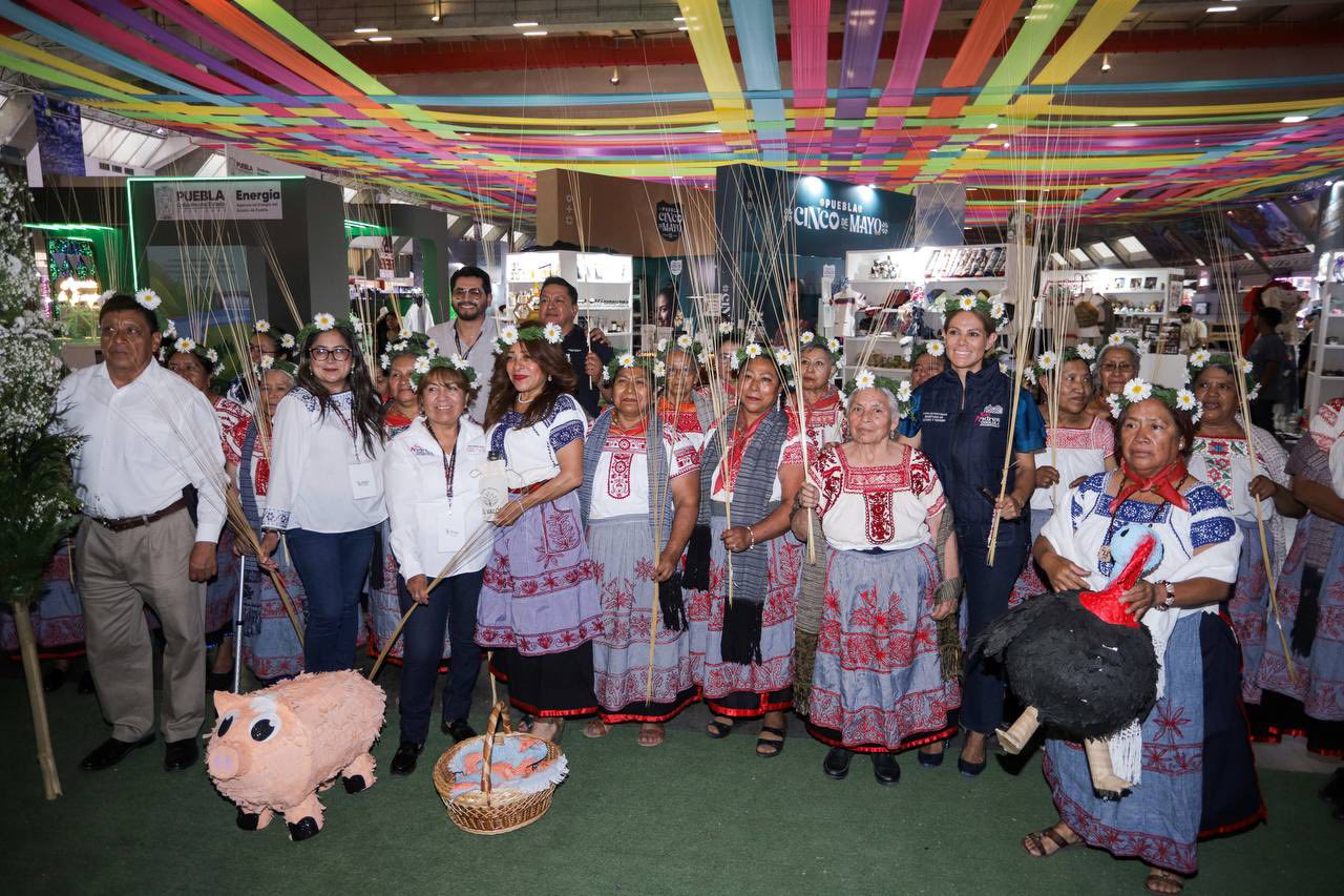 Adultos mayores representan el Xochipitzahuátl en Tlaxcalancingo como parte de la preservación cultural