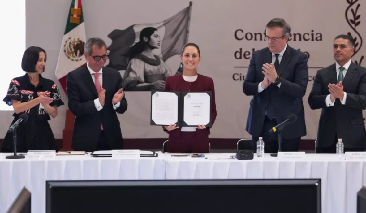 Claudia Sheinbaum renueva acuerdo para mantener canasta básica en $910