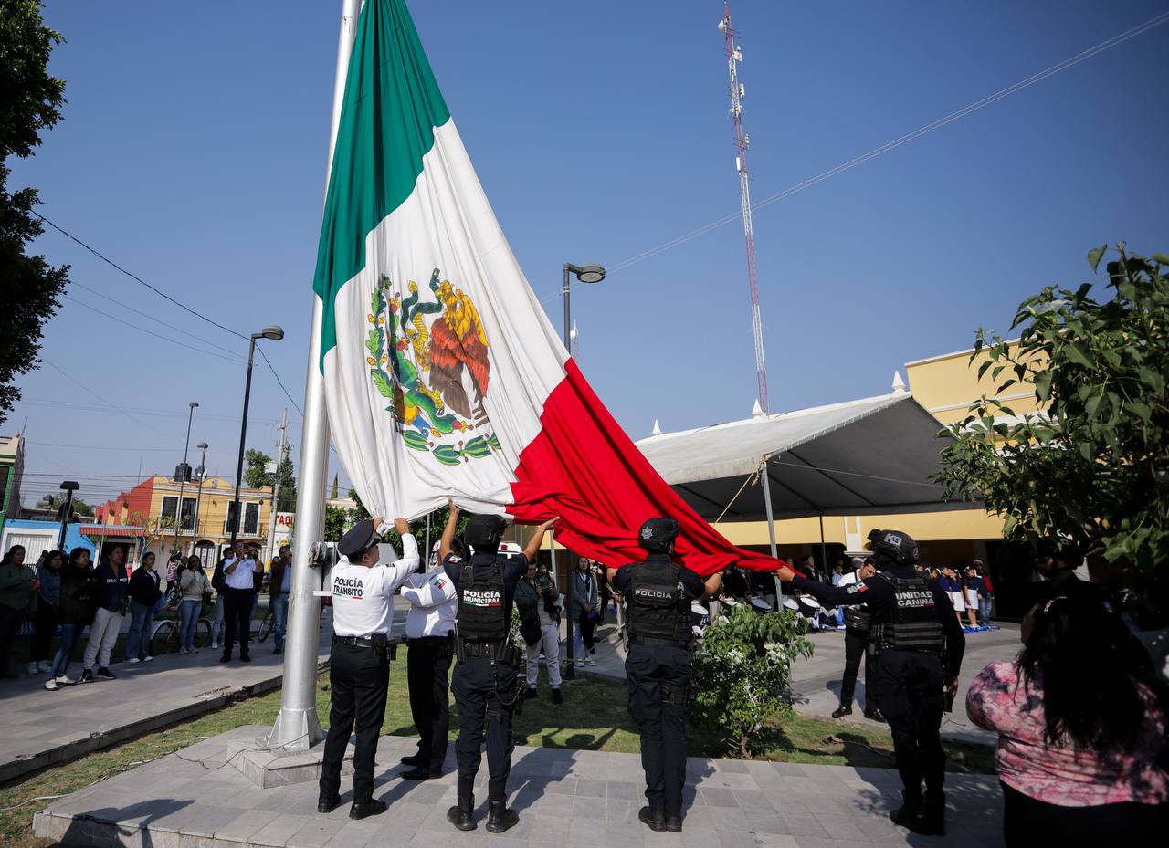 San Andrés Cholula, Pue. – Con el objetivo de fomentar el respeto a los símbolos patrios y conmemorar fechas históricas y sociales del mes de mayo, la presidenta municipal, Lupita Cuautle Torres, encabezó una ceremonia cívica en la que se recordó la Batalla del 5 de Mayo de 1862, así como otras fechas significativas como el Día de las Madres, el Día de la Docencia, el Día Internacional contra la Homofobia, Transfobia y Bifobia, y el Día Mundial de la Diversidad Cultural.  Durante su mensaje, la alcaldesa destacó que en San Andrés Cholula prevalece el orgullo por los lábaros patrios y la importancia de mantener viva la memoria histórica, especialmente de hechos como la gesta heroica del 5 de Mayo. Asimismo, subrayó la relevancia de reconocer las fechas de carácter social que permiten rendir homenaje a las madres y al personal docente, pilares fundamentales de la sociedad.  Cuautle Torres también hizo un llamado a la ciudadanía para mantener el respeto hacia la diversidad sexual y cultural, enfatizando que "todas y todos somos personas que convivimos en uno de los municipios más multiculturales de América".  Como parte del acto cívico, estudiantes de la Escuela Profa. Paz Montaño ofrecieron un número musical, mientras que la Banda de Guerra de la Escuela Secundaria Técnica No. 32 tuvo a su cargo los honores a la bandera.  El Gobierno Municipal reafirma su compromiso con la promoción de los valores cívicos y la implementación de acciones que fomenten el respeto y la tolerancia hacia todas las formas de diversidad en San Andrés Cholula.