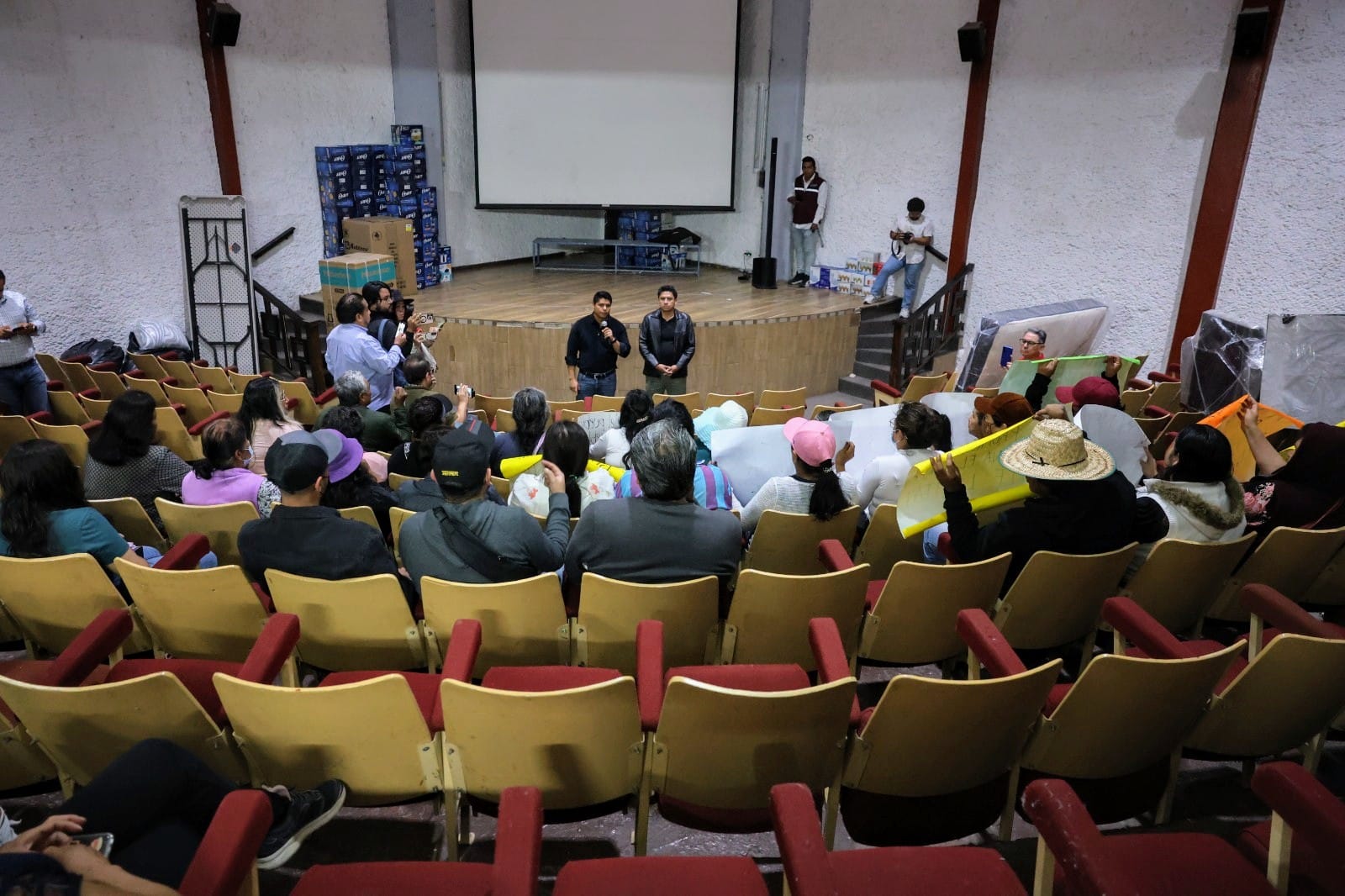 Omar Muñoz atiende a colonos inconformes con el desabasto de agua