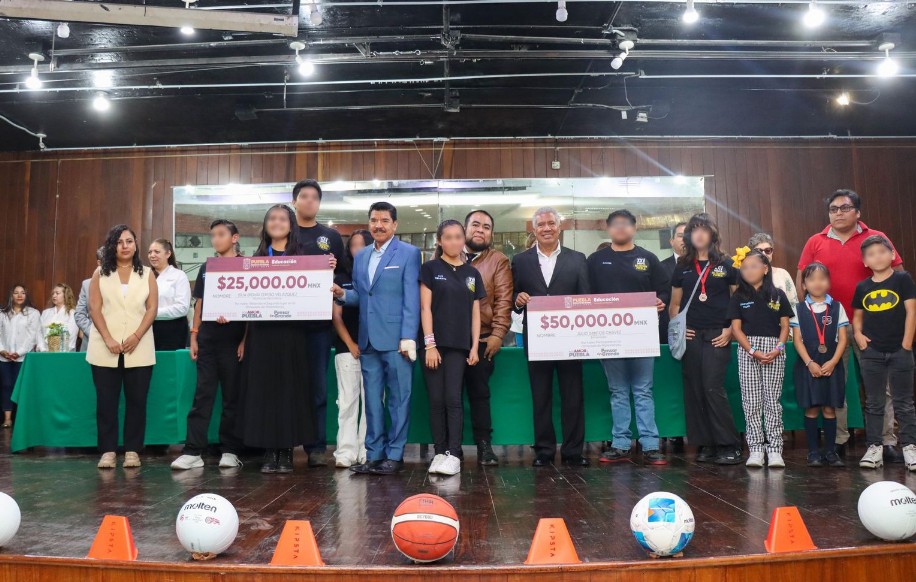 Puebla premia el talento académico y deportivo de su juventud