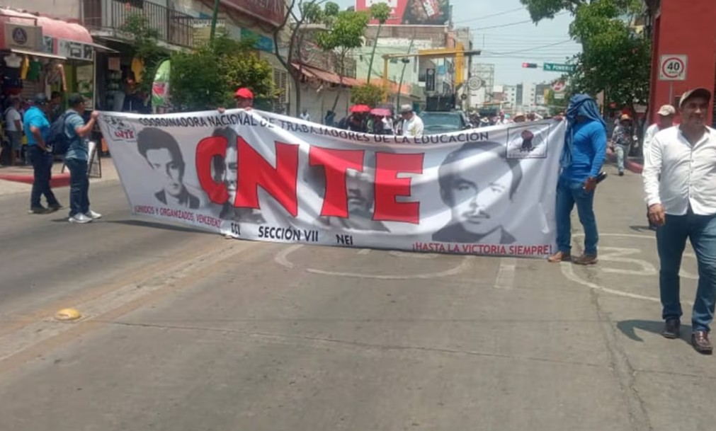 Maestros exigen salario digno y diálogo en plantón frente a Palacio