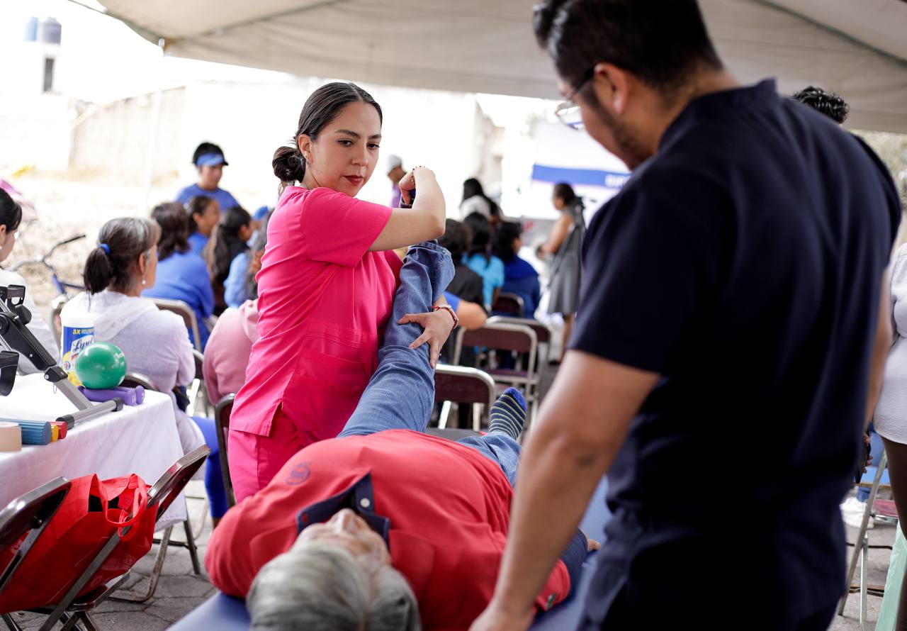 Lleva Lupita Cuautle jornada de salud a San Antonio Cacalotepec