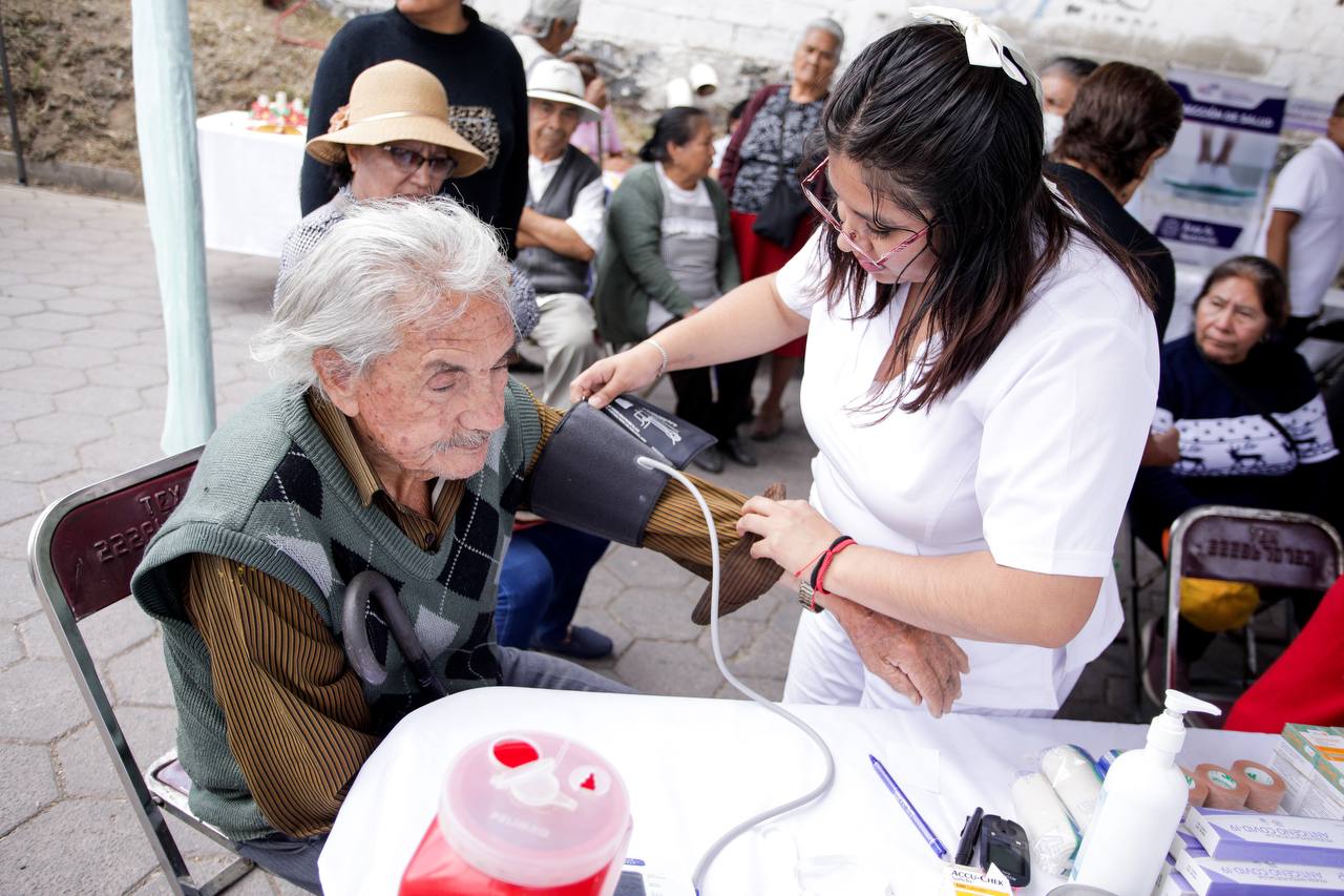 Lleva Lupita Cuautle jornada de salud a San Antonio Cacalotepec