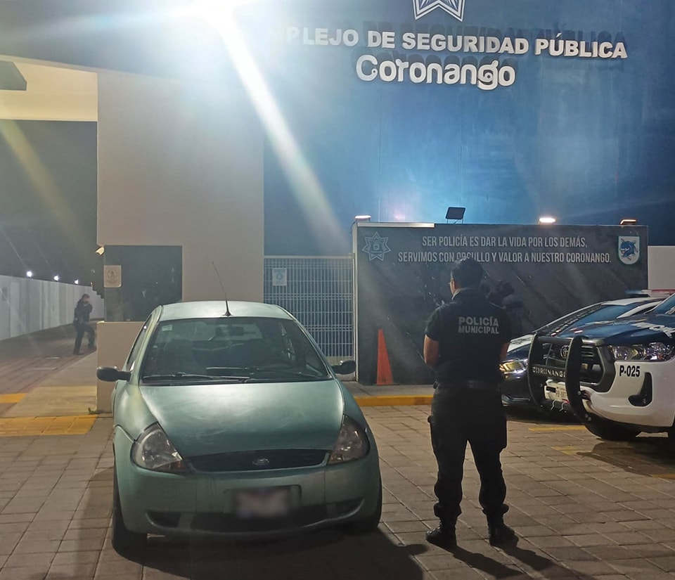 Detienen a mujer con vehículo robado en la Av. Pensador Mexicano
