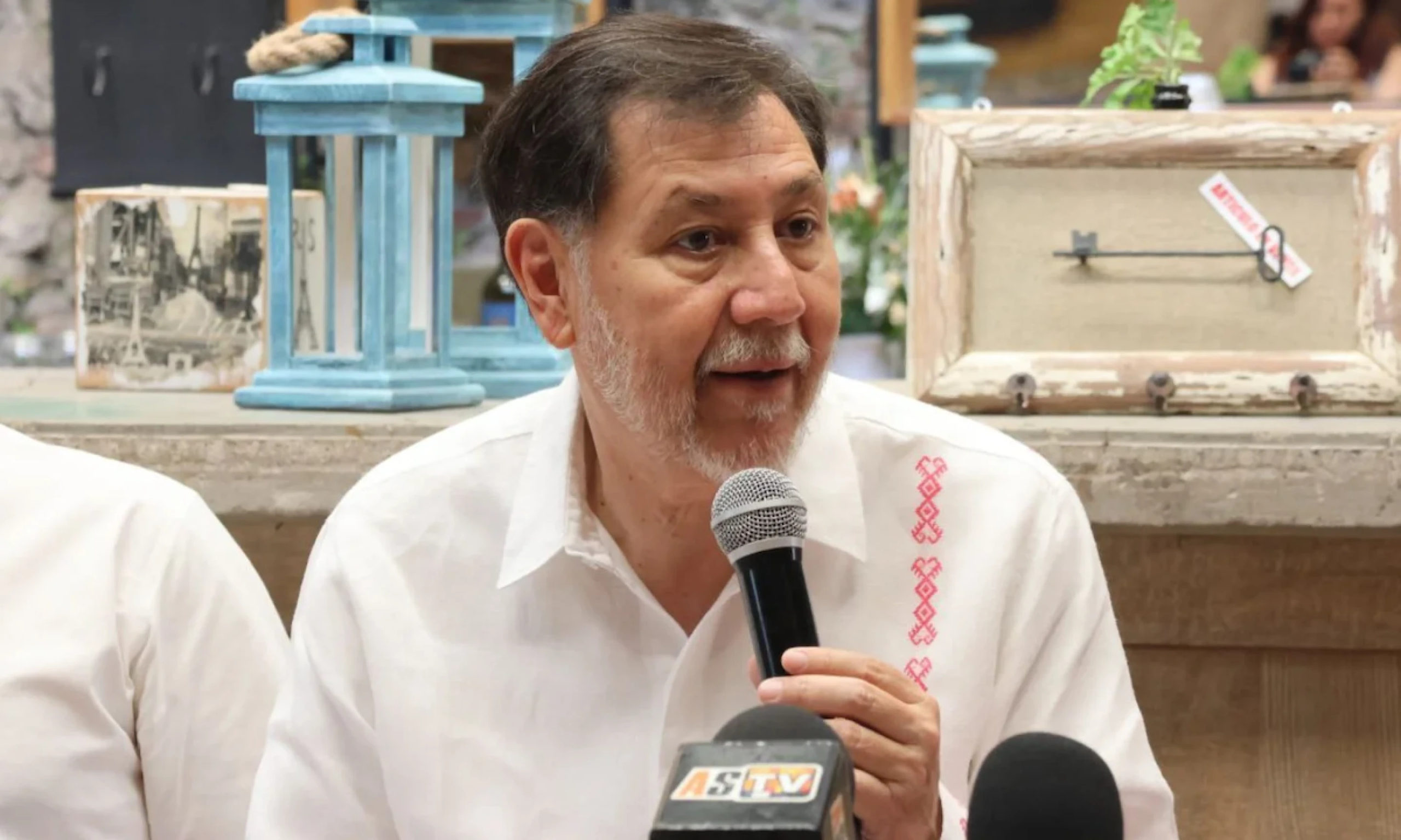 Abogado ofrece disculpa pública a Fernández Noroña por agresión en AICM