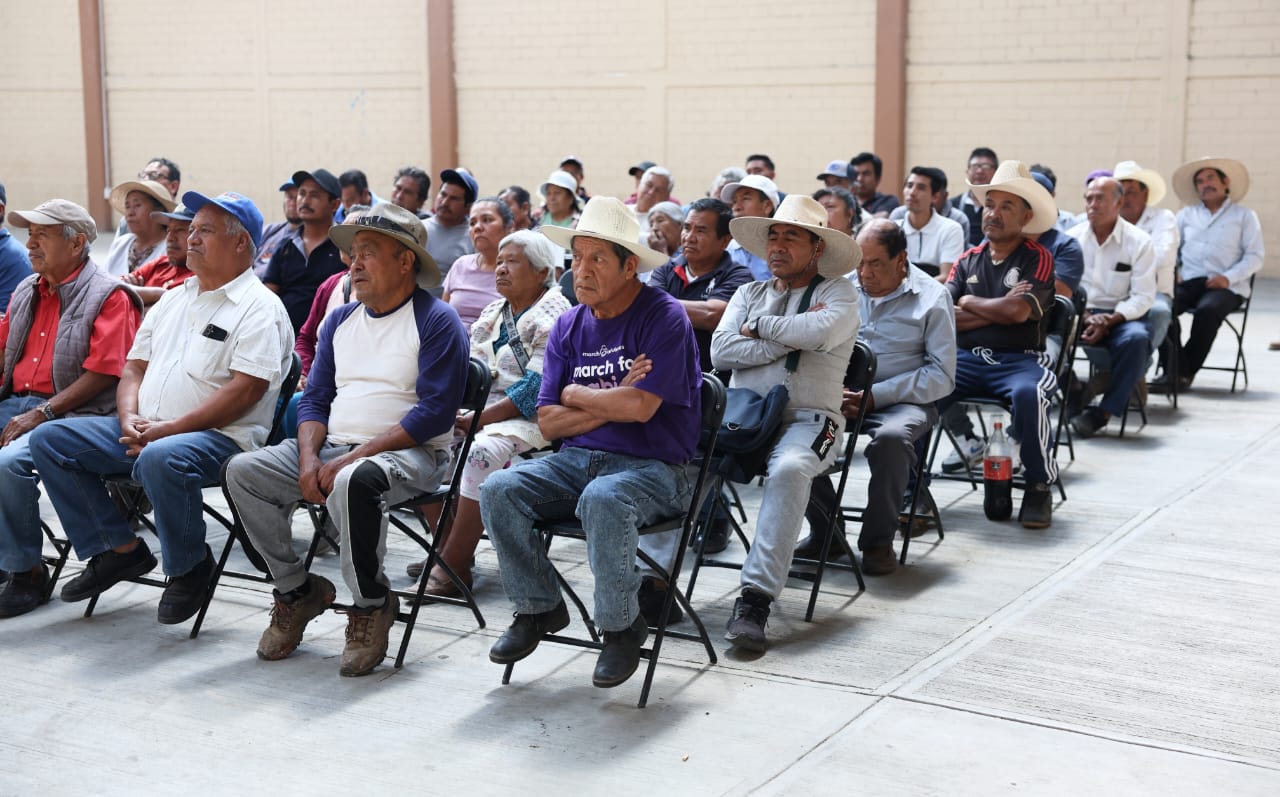 Entrega Omar Muñoz apoyos a agricultores de San Lorenzo Almecatla 