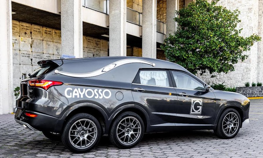 Gayosso celebra 150 años con vehículo funerario único de la mano de Martín Vaca