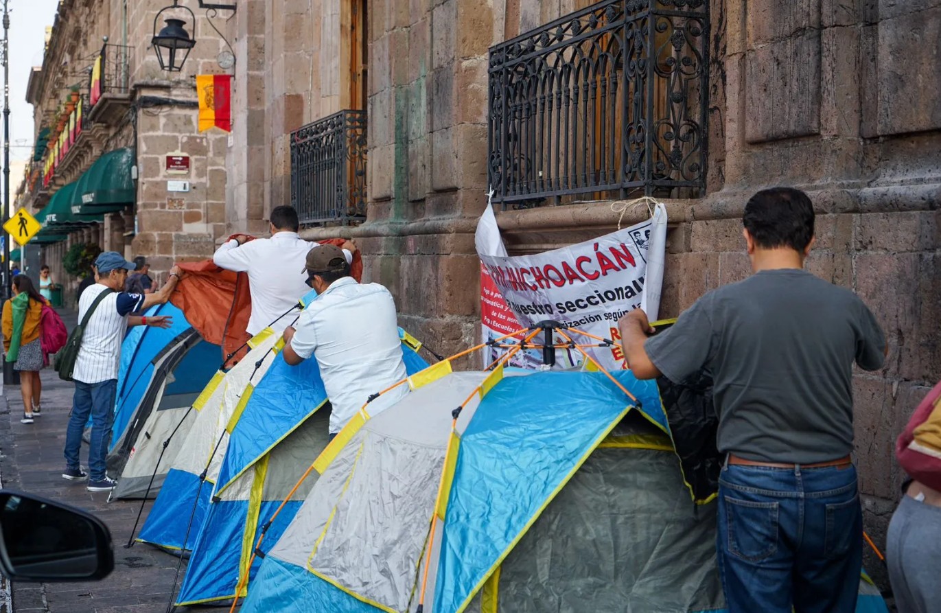 CNTE mantiene plantón en el Centro Histórico, pero sin bloquear Palacio Nacional
