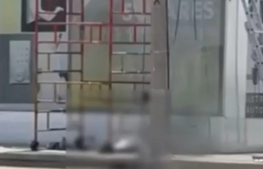 Rotulista sufre descarga eléctrica mientras trabajaba en Salina Cruz