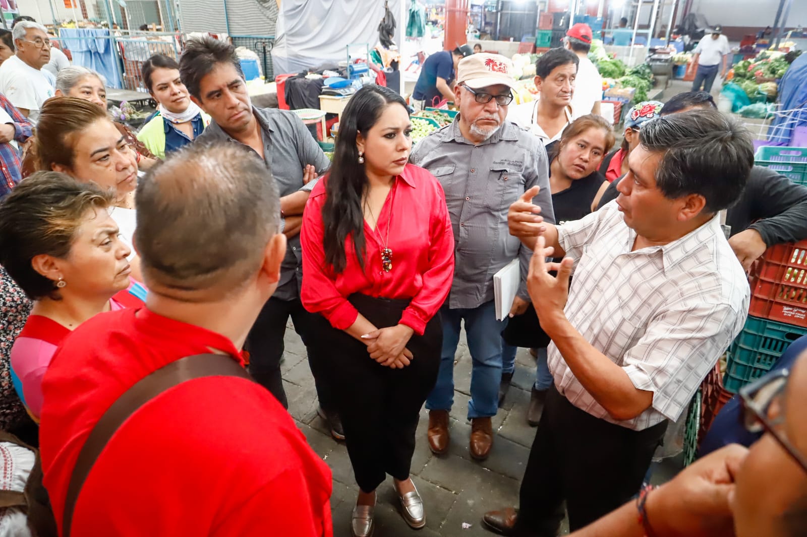 Tonantzin Fernández escucha y dialoga con comerciantes del Tianguis Xixitla