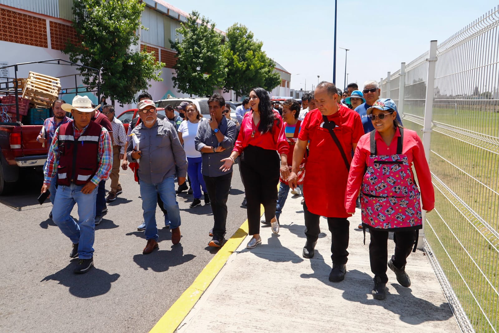 Tonantzin Fernández escucha y dialoga con comerciantes del Tianguis Xixitla