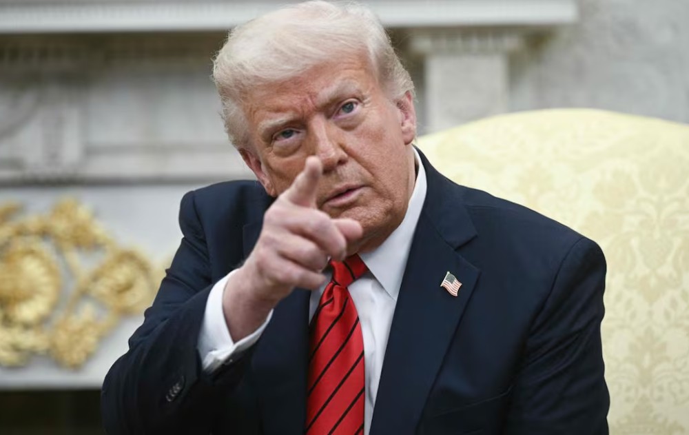 Trump desafía a tribunales y exige seguir con expulsiones de migrantes 