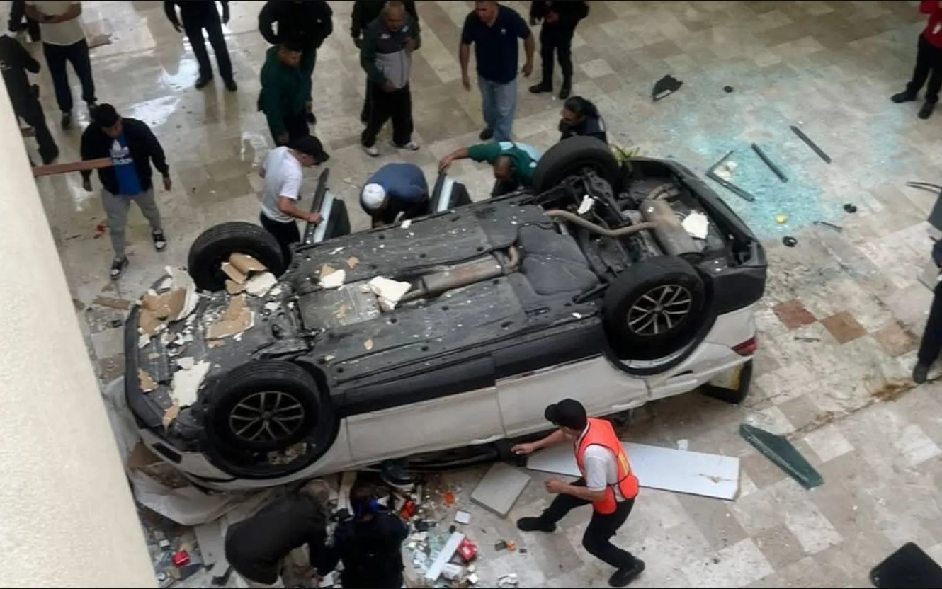 Camioneta cae desde tercer piso en Plaza Lilas: mujer de 61 años sufre lesiones graves