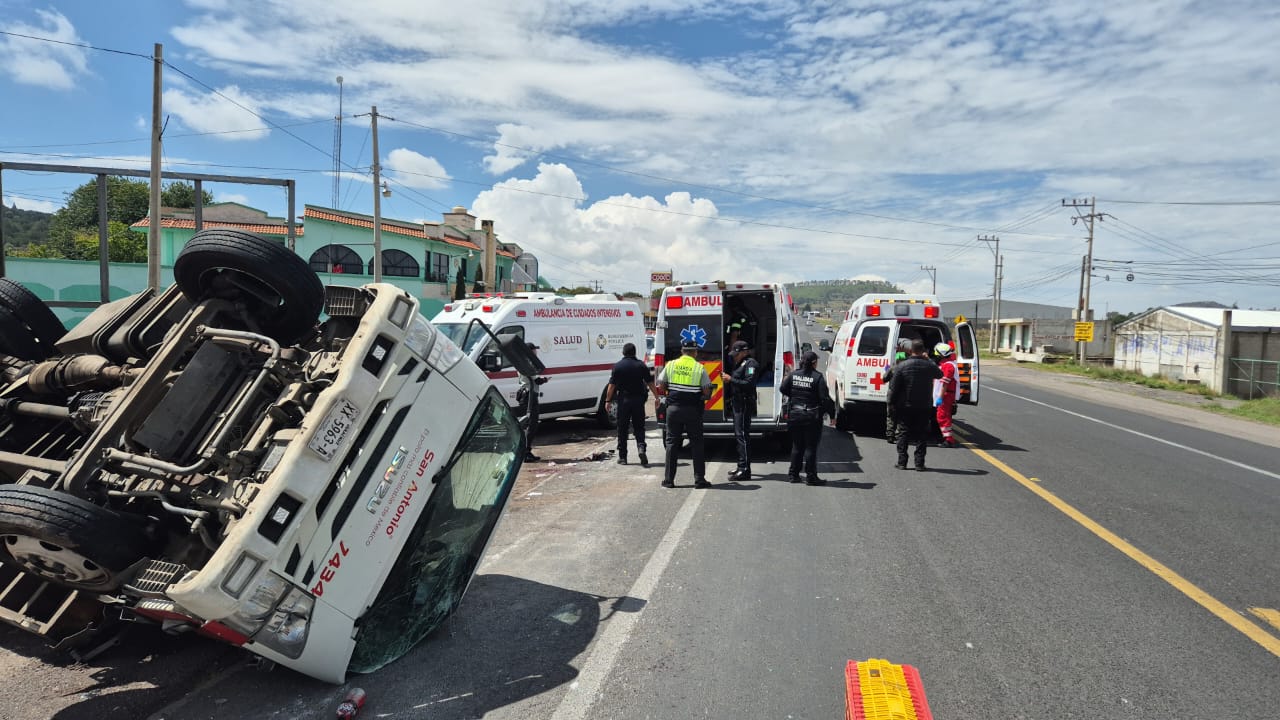 Camión cargado con pollos vivos vuelca en la carretera Apizaco–Tlaxco