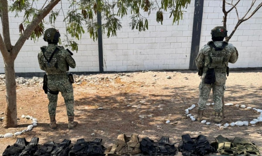 Ejército Mexicano asegura arsenal y droga en operativo en Elota