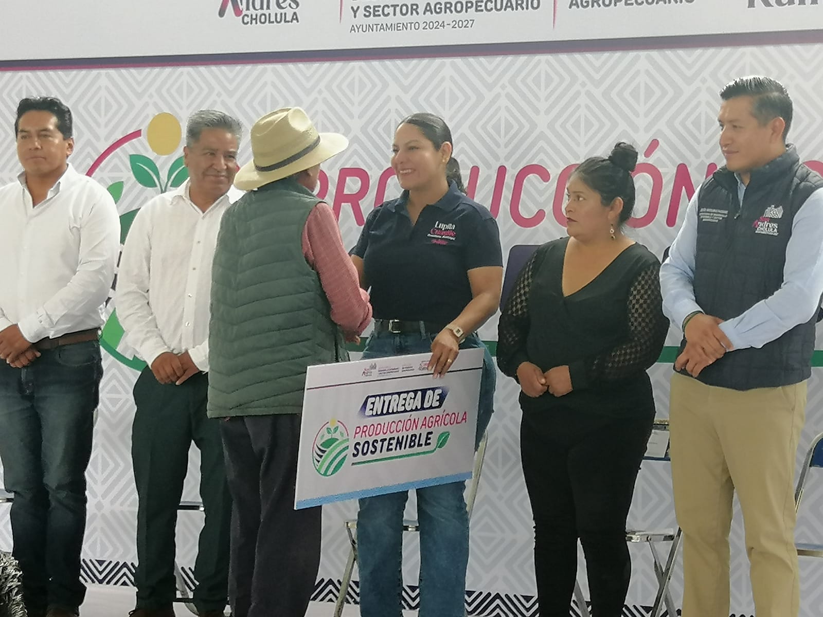 Impulsa Guadalupe Cuautle producción agrícola con entrega de invernaderos en San Luis Tehuiloyocan
