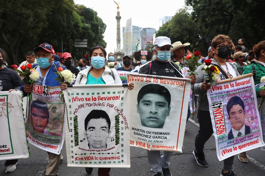 Padres de los 43 exigen remover al fiscal de Ayotzinapa por corrupción