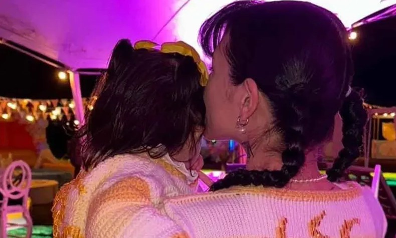 Cazzu reaparece en México con su hija Inti y genera revuelo en el aeropuerto