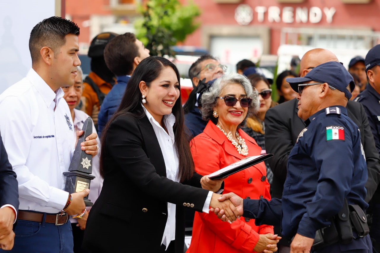Tonantzin Fernández encabeza histórico reconocimiento a policías jubilados por 30 años de servicio en Cholula