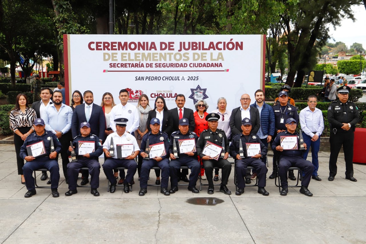 Tonantzin Fernández encabeza histórico reconocimiento a policías jubilados por 30 años de servicio en Cholula
