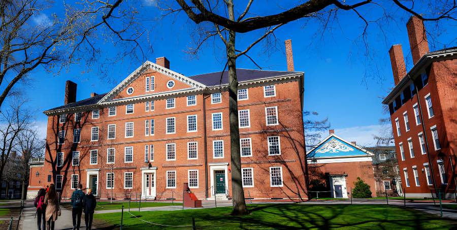 Trump amenaza con quitar exención fiscal a Harvard por ideología radical