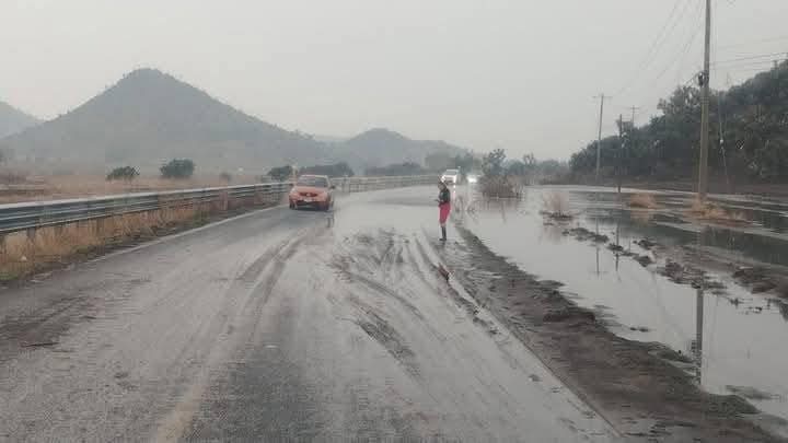 Aguacero en Tequexquitla provoca deslave sobre autopista Tlaxcala- Puebla 