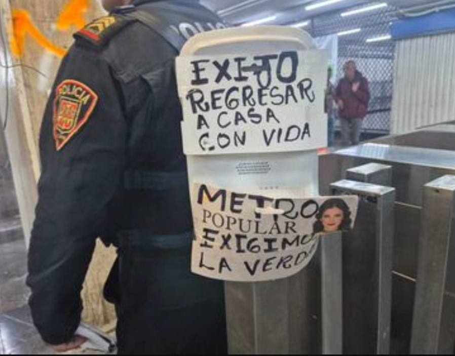 Mujeres protestan en  estación Hidalgo por pinchazos en el Metro