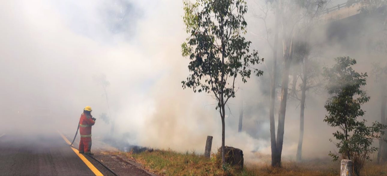 Controlan quema de pastizal frente a VW gracias a pronta intervención