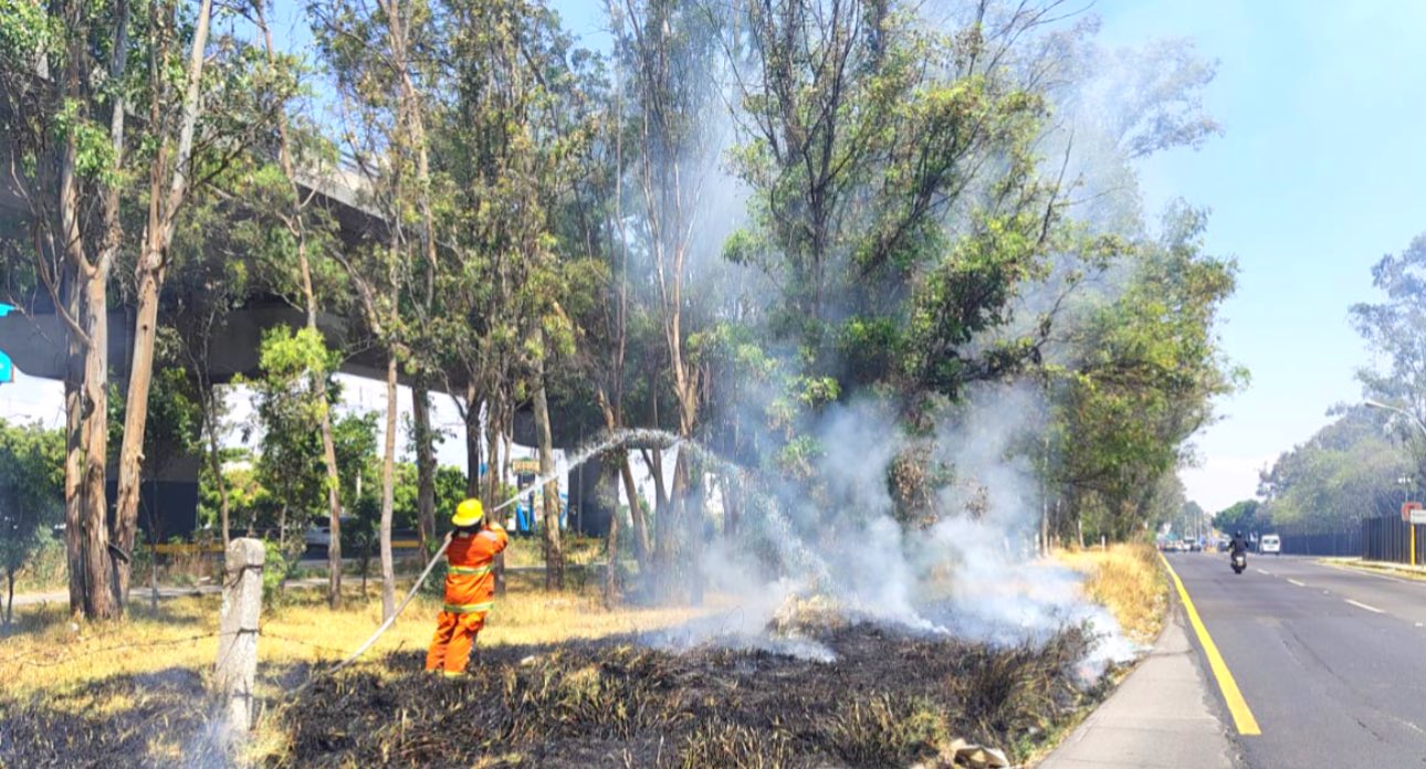 Controlan quema de pastizal frente a VW gracias a pronta intervención
