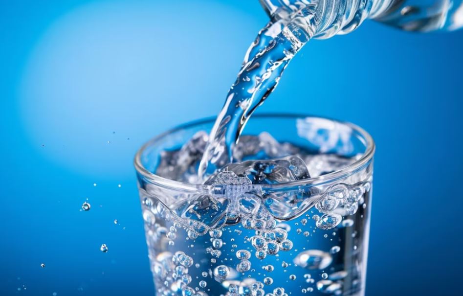 Descubre cómo un vaso de agua con sal puede acelerar tu metabolismo y ayudarte a perder peso