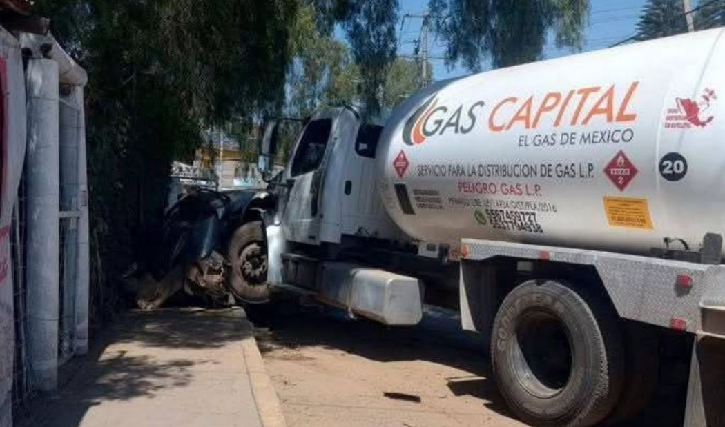 Accidente en La Paz: pipa de gas se queda sin frenos y causa destrozos