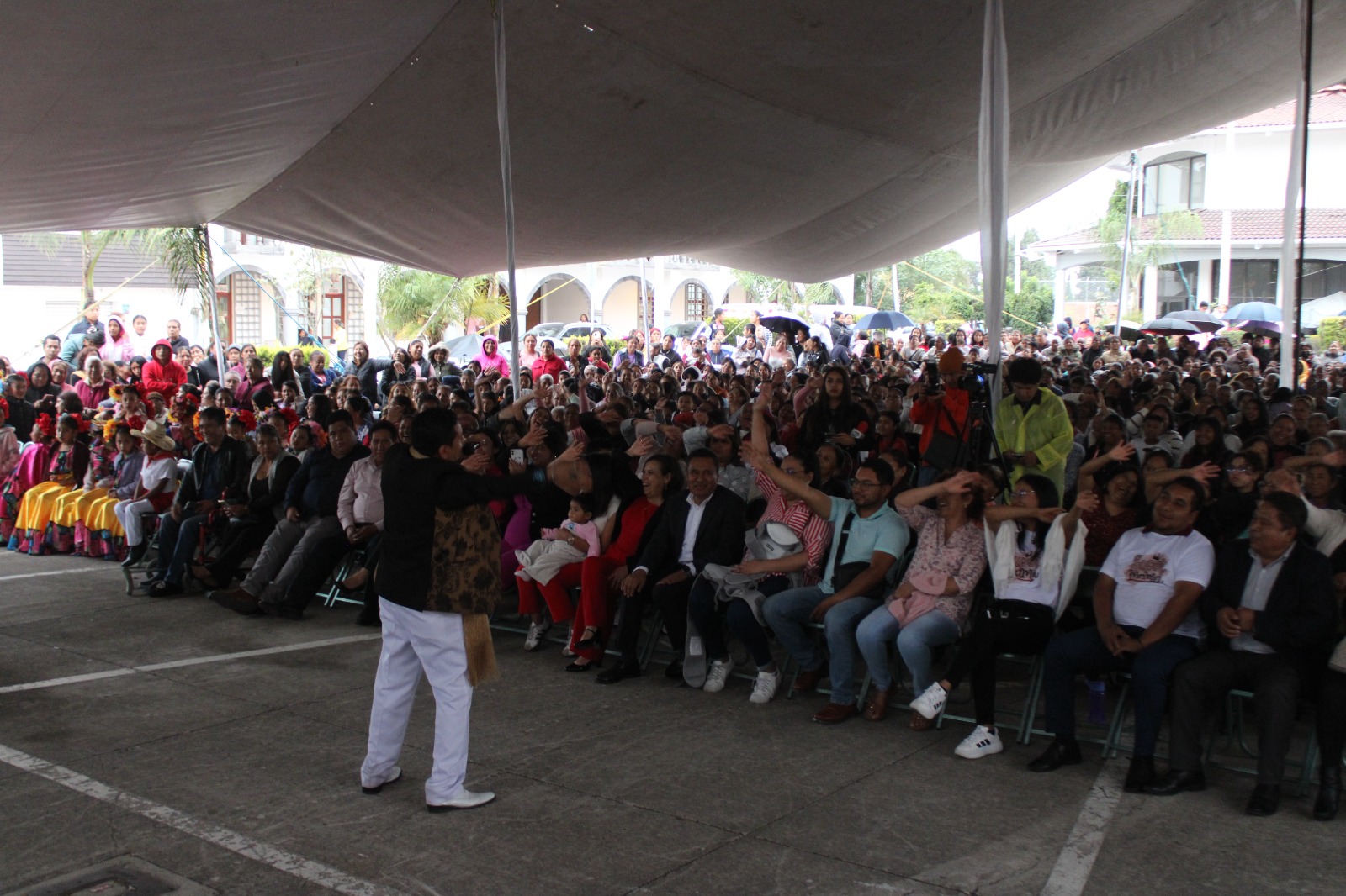 Con su fuerza, las madres sostienen a la sociedad: Armando Aguirre