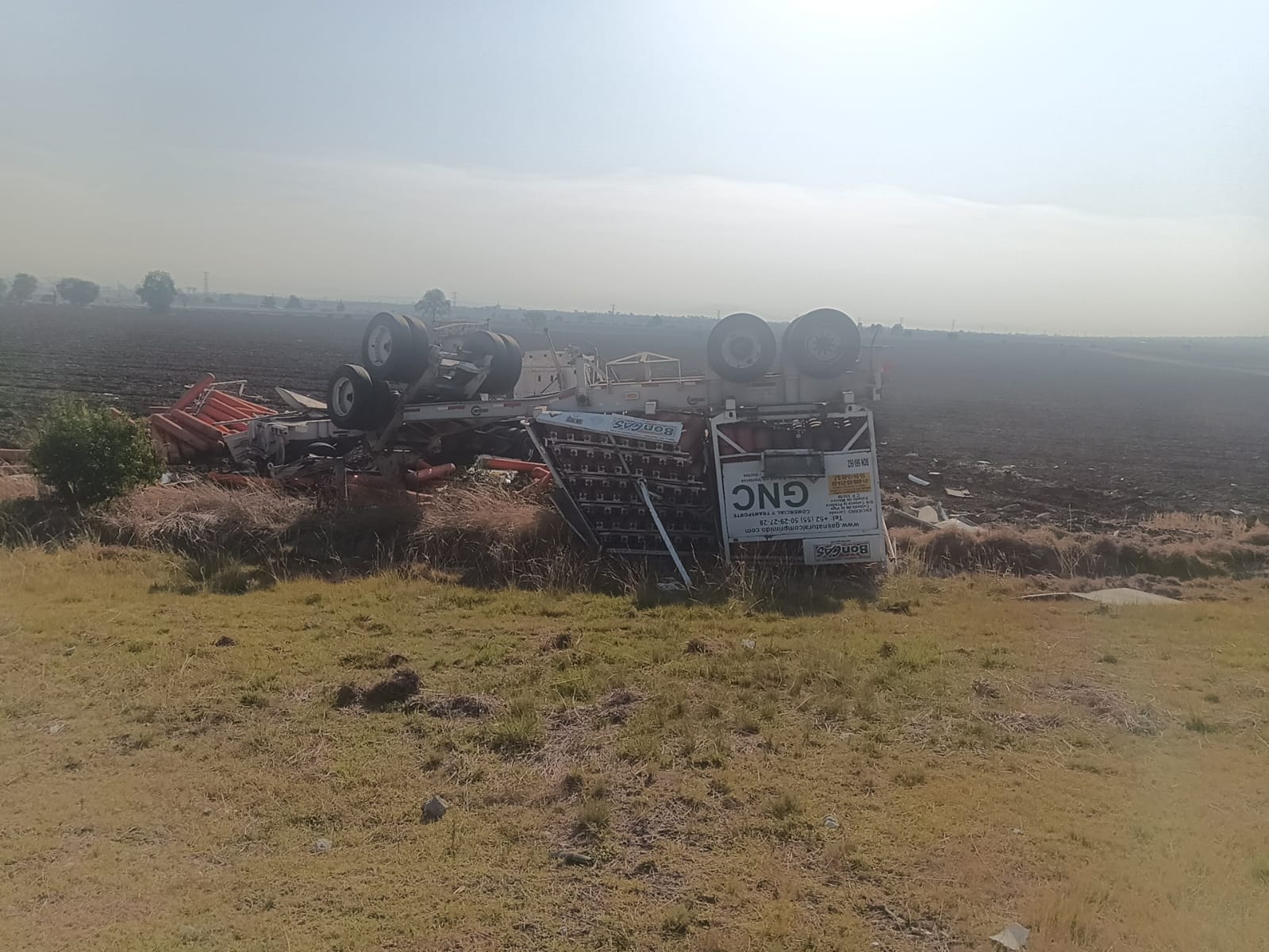 Vuelca pipa con gas natural en el Arco Norte; conductor herido y cierre total de la vialidad