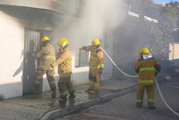 Sofocan incendio en vivienda de San Cristóbal Tepontla; solo hubo daños materiales
