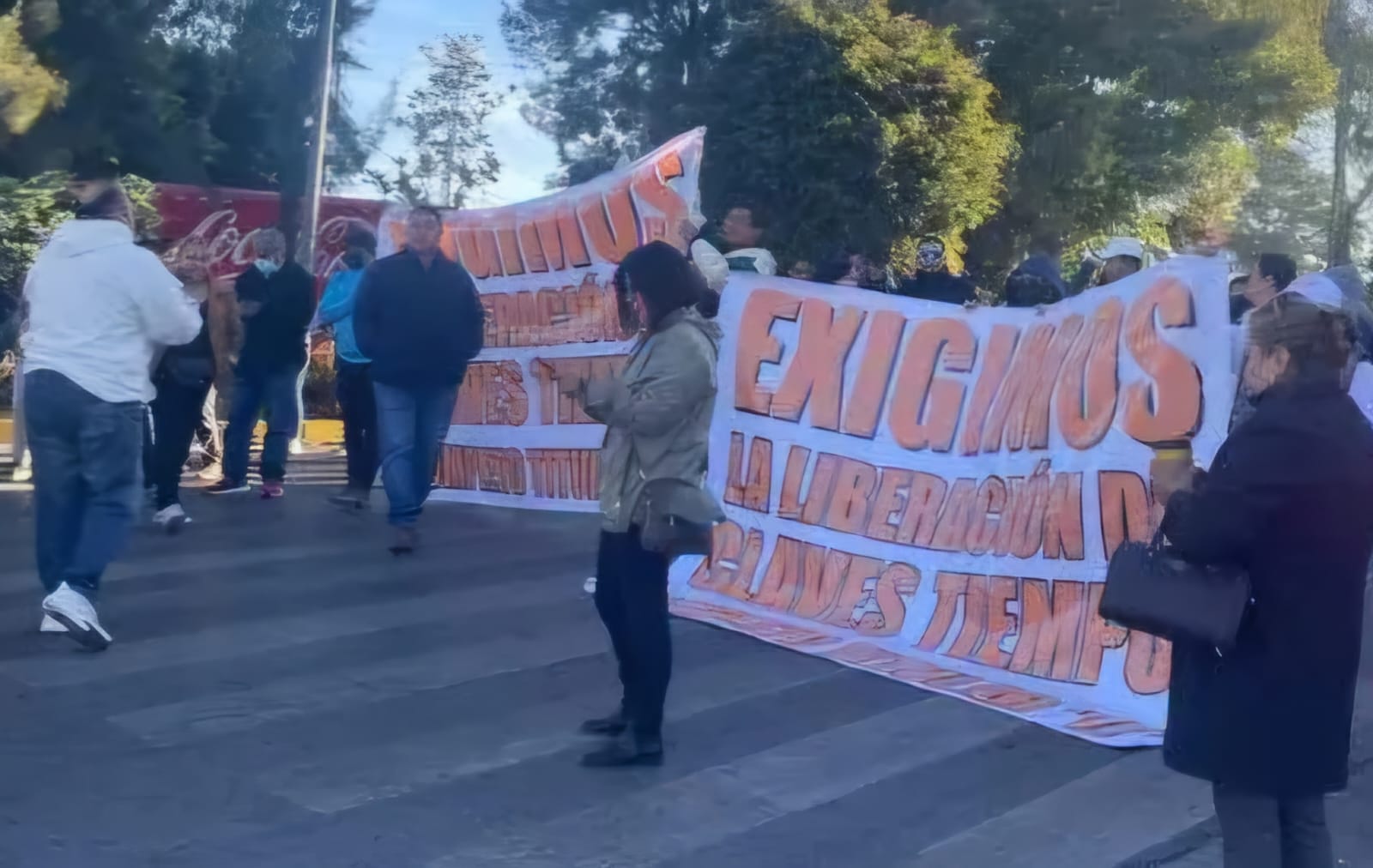 Protestas magisteriales paralizan la Recta a Cholula, exigen liberación de  plazas Puebla