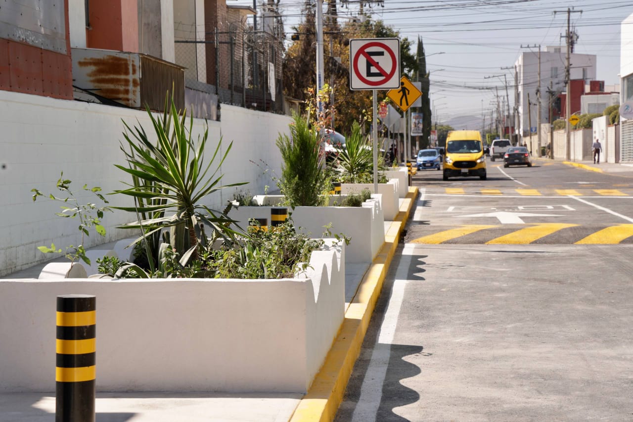 Mejora Lupita Cuautle movilidad en Delegación Atlixcáyotl con rehabilitación de Avenida