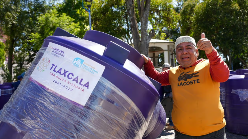 Apetatitlán recibe tinacos y cambia la vida de decenas de familias en Tlaxcala