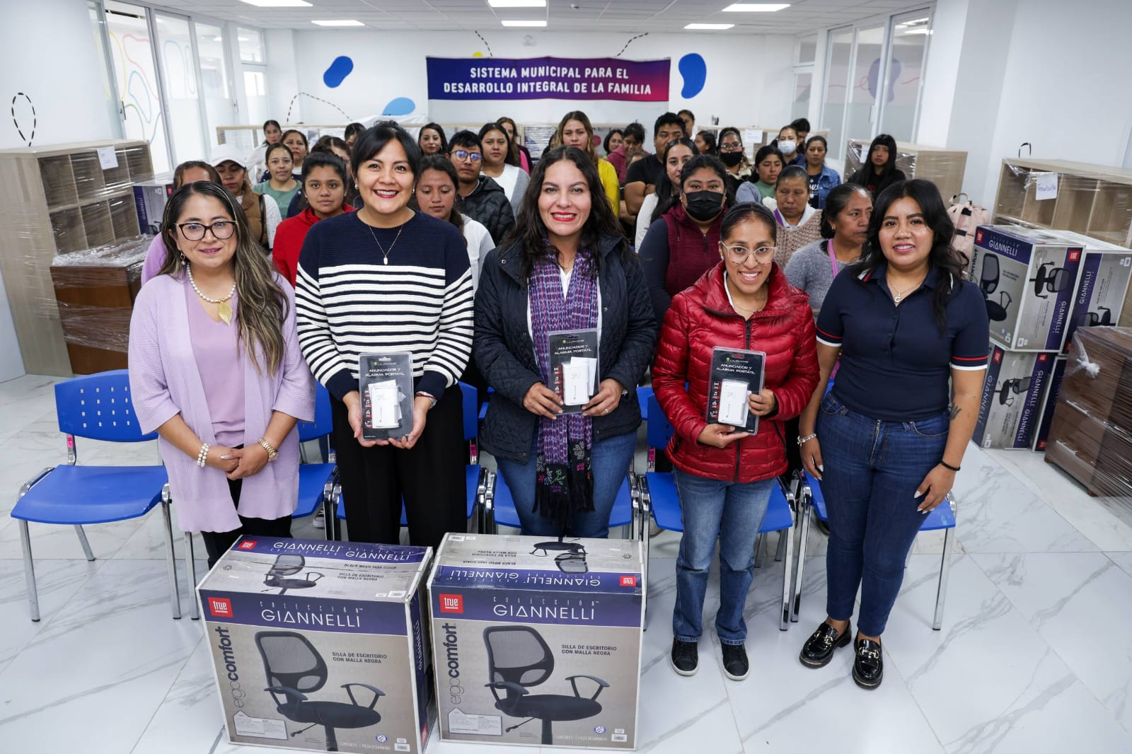 Entrega Lupita Cuautle equipamento a los 12 CAIC de San Andrés Cholula