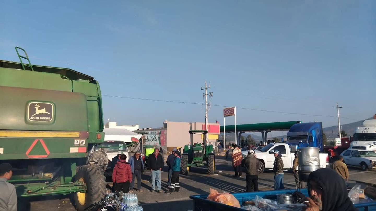 Mantiene SEPE suspensión de transporte de docentes en Calpulalpan por bloqueos carreteros