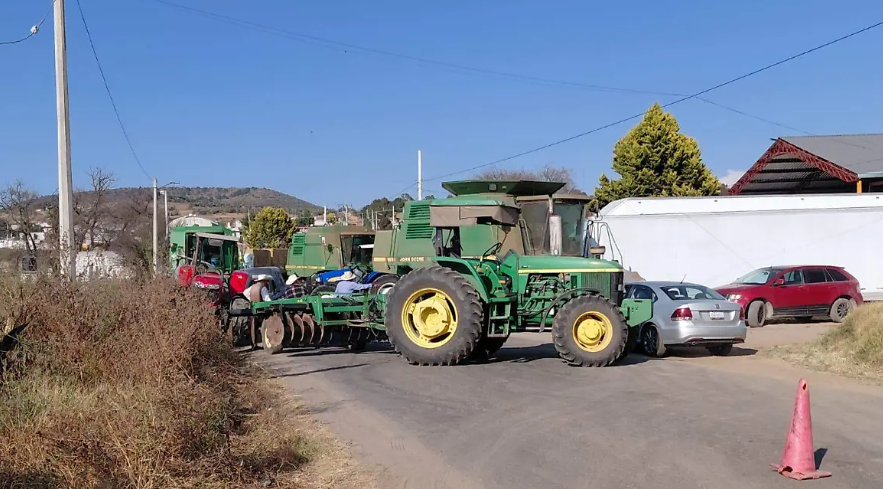 Calpulalpan queda casi aislado por nuevos bloqueos campesinos en Tlaxcala