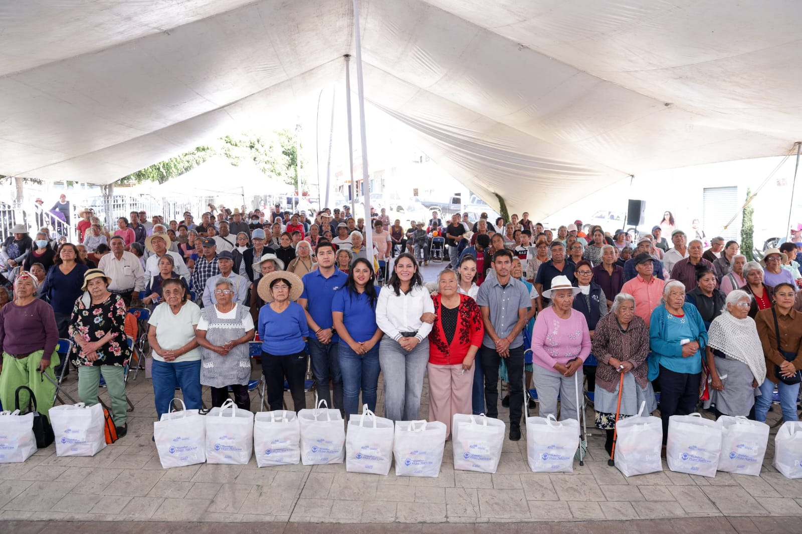 Fortalece Lupita Cuautle la nutrición familiar con 15 mil paquetes alimentarios entregados