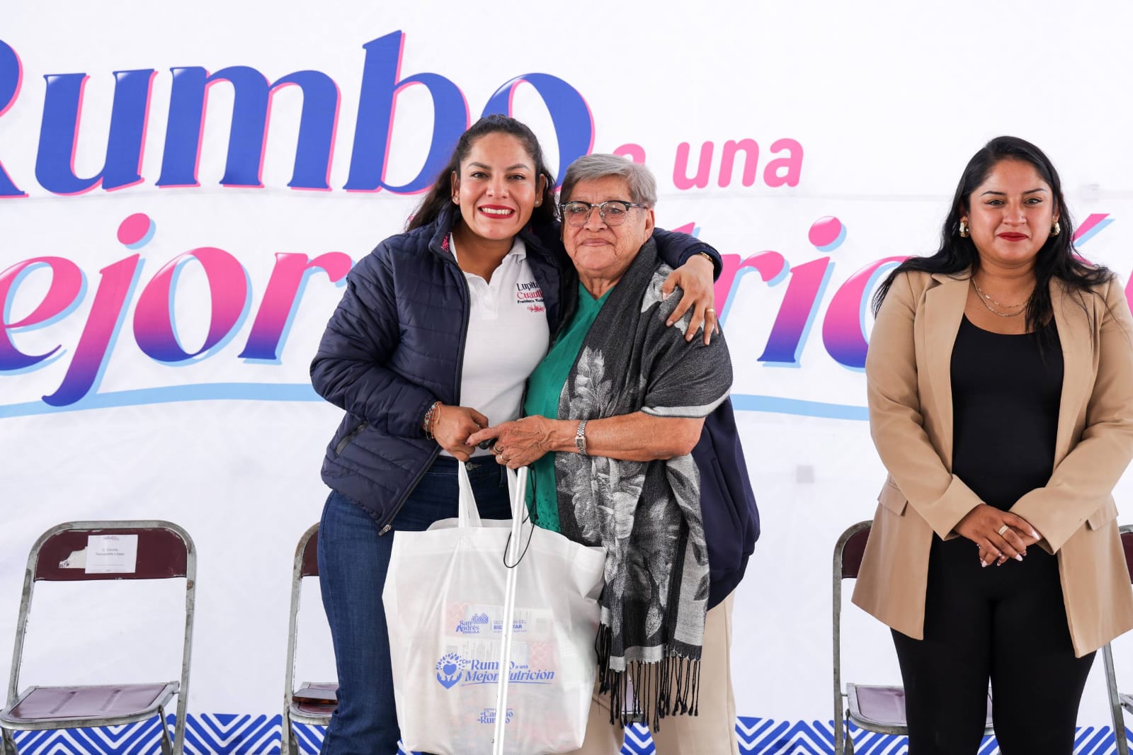 Fortalece Lupita Cuautle la nutrición familiar con 15 mil paquetes alimentarios entregados