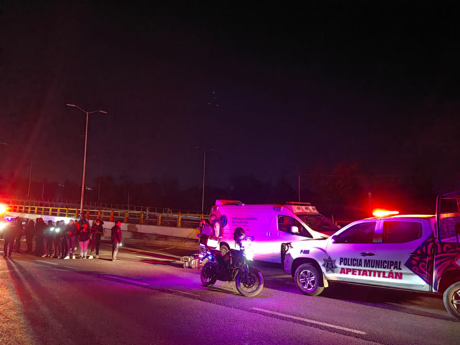 Perito de la FGJE muere atropellada al auxiliar a automovilistas, en Apetatitlán